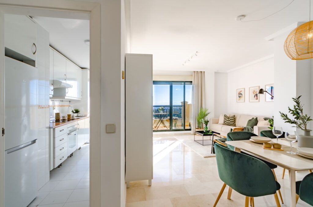 interiorismo en Benalmádena alquiler vacacional – salón verde con vistas al mar