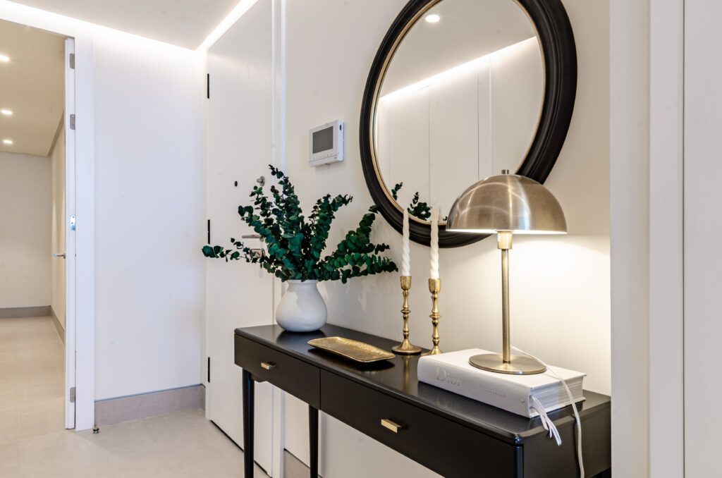 Ambiente cálido y funcional creado por Yola Rodríguez Interiorismo en Malaga Towers